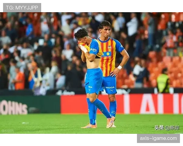 阿什拉夫在皇马生涯中的表现稳健，面对辉煌与挑战并存的局面。