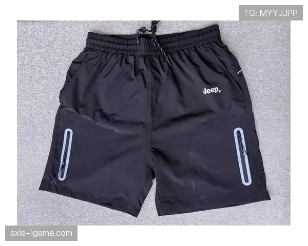 德文·布克场下穿高定喝冰美式，这松弛感是真拿冠军练出来的？